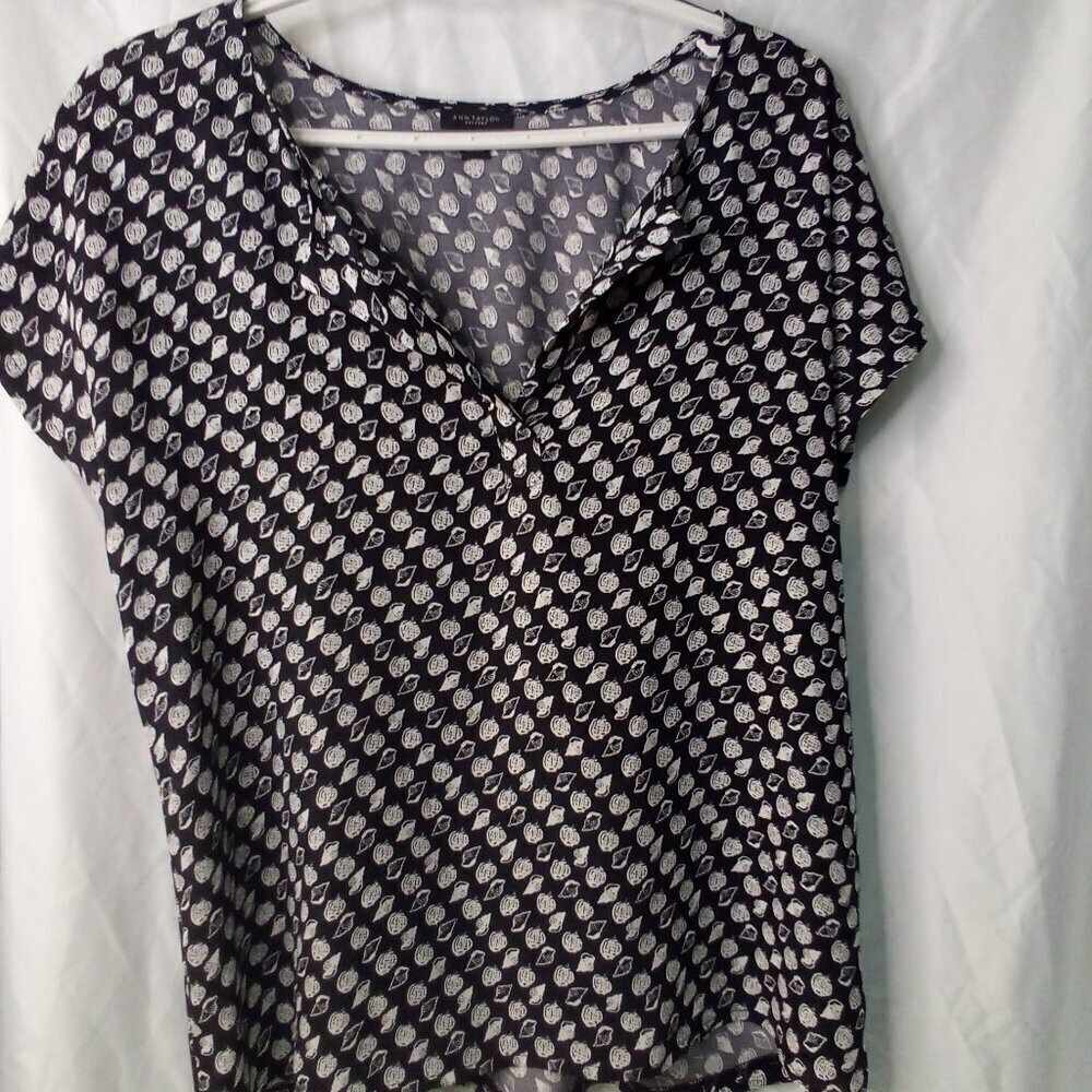 Ann Taylor Factory Blouse Women S Short Sleeve V-Neck Pattern Black White